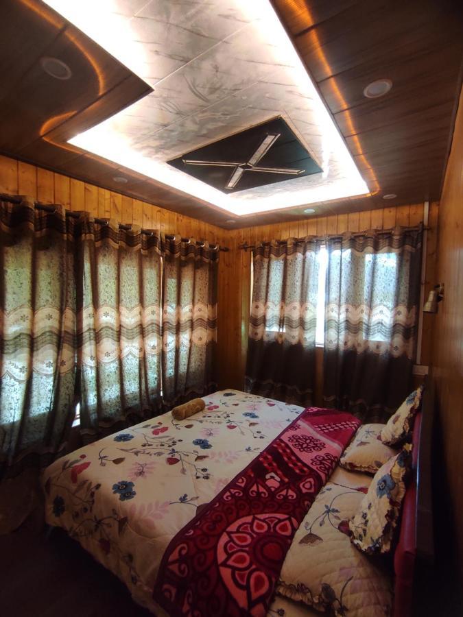 New Zum Zum Hotel & Restaurant Srinagar  Bagian luar foto